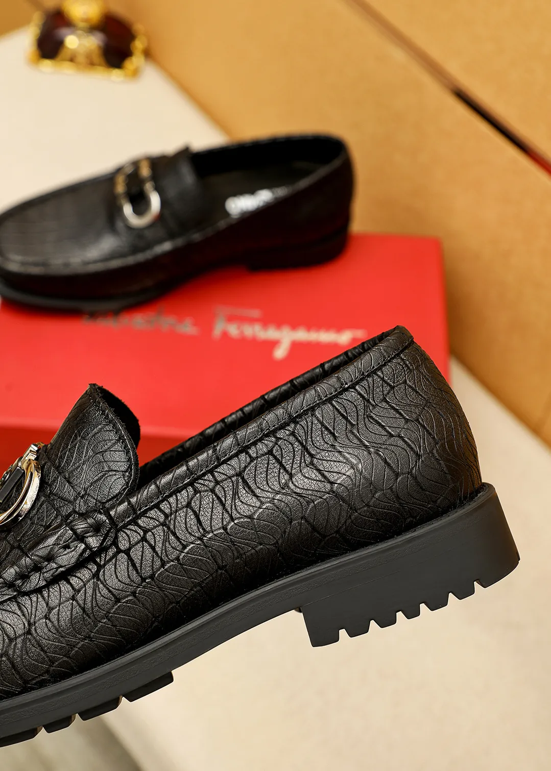 Men's shoes 💰520 💐 Product trademark: Ferragamo "Ferragamo" casual leather shoes Regular size: 38-44 (45.46🉑️customized) Product materials: Selected imported first-layer calfskin embossed upper + original hardware buckle, imported water-dyed cow leather lining. Strong three-dimensional visual effect, original outsole color: 1⃣️color optional